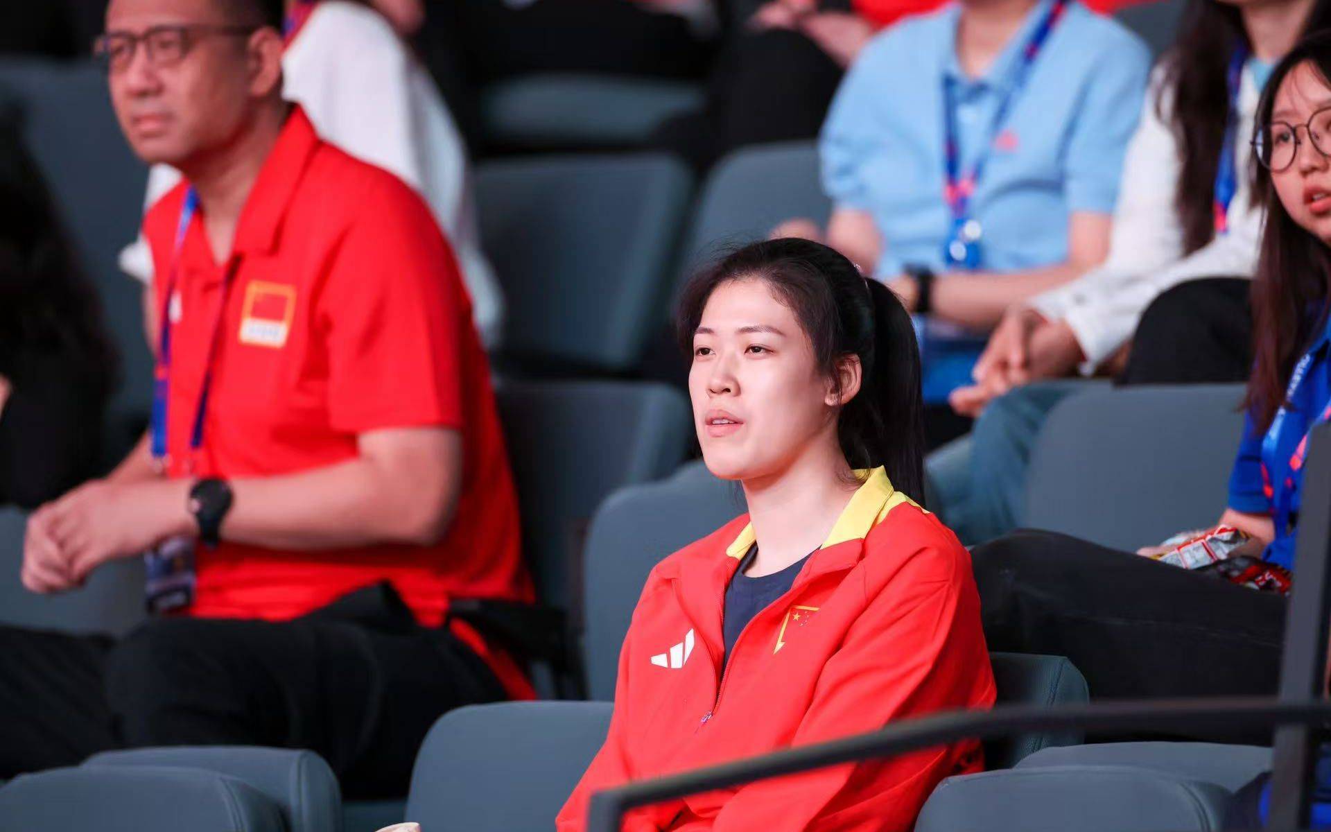 李盈莹现场助阵,中国女排轻取法国队