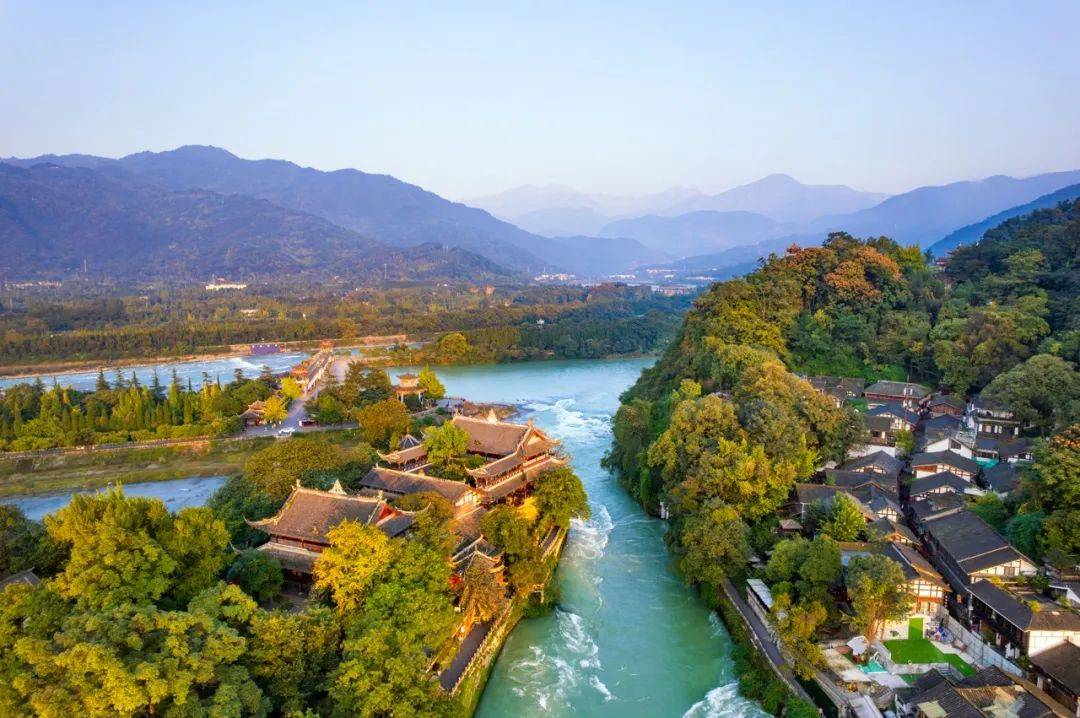 免费！都江堰景区-佛罗伦萨小镇直通车开启试运行！更多福利活动→