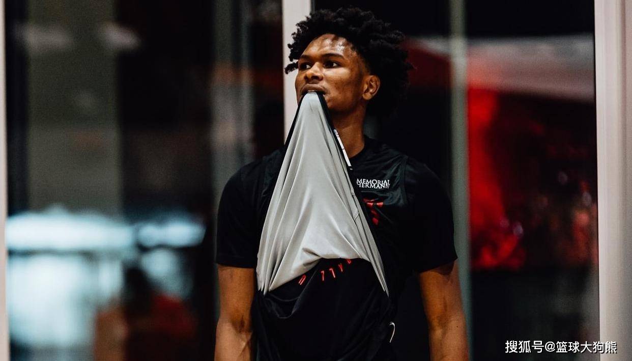 前锋变分卫？美媒评26大得分后卫，火箭队22岁新星入围！他或被动转型