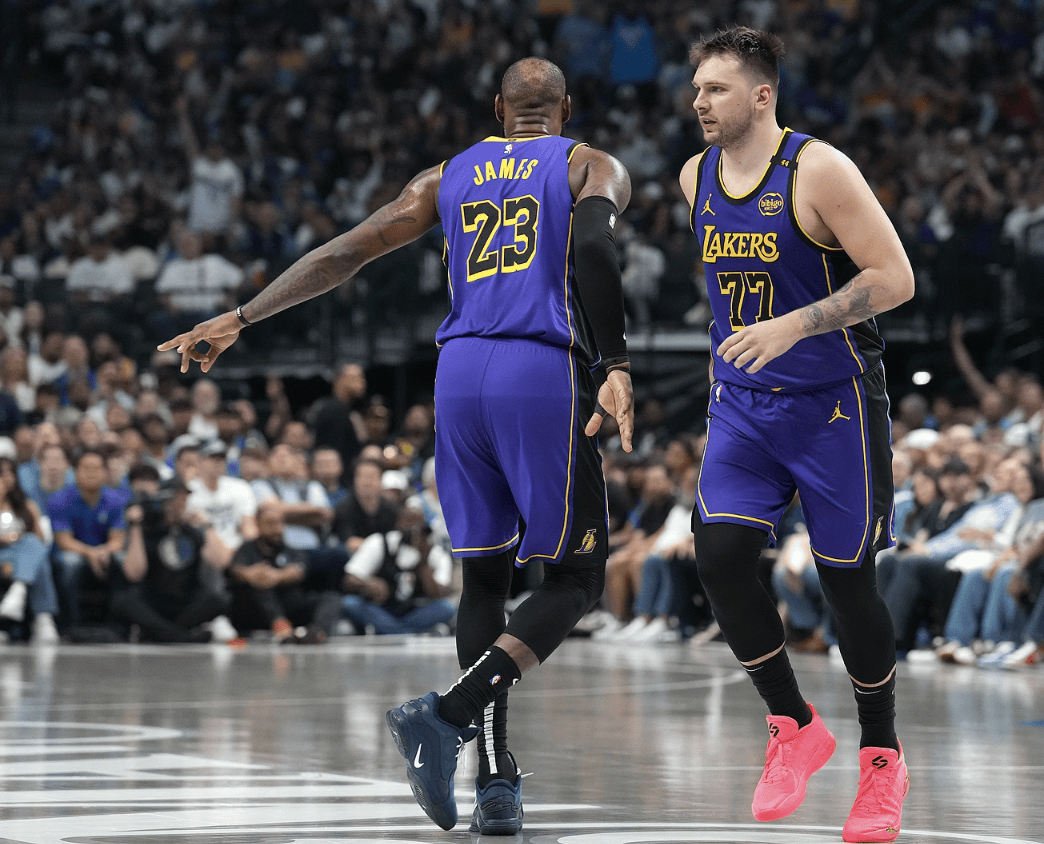 哭了！詹姆斯断层领先！詹姆斯浓眉这什么操作...