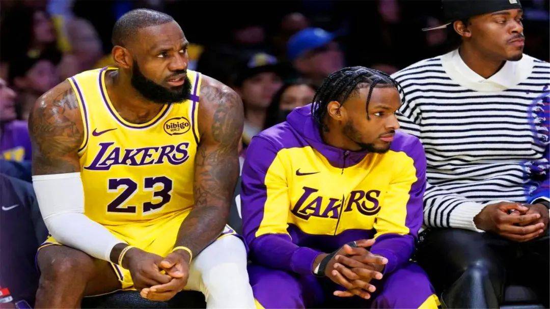 跳出合同?詹姆斯退役时间基本确定,湖人队威逼利诱:下家二选一