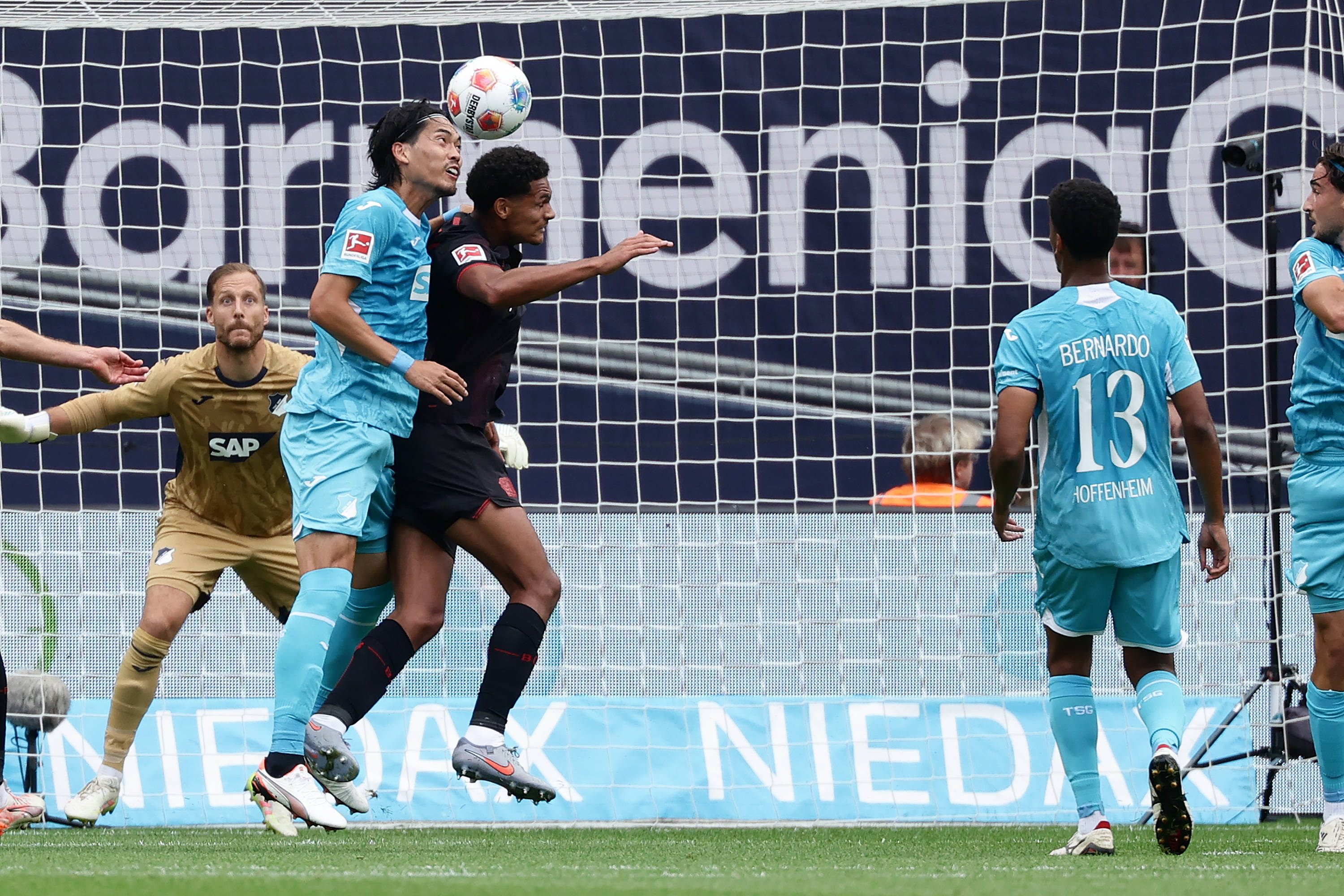 （体育）足球——德甲：勒沃库森不敌霍芬海姆