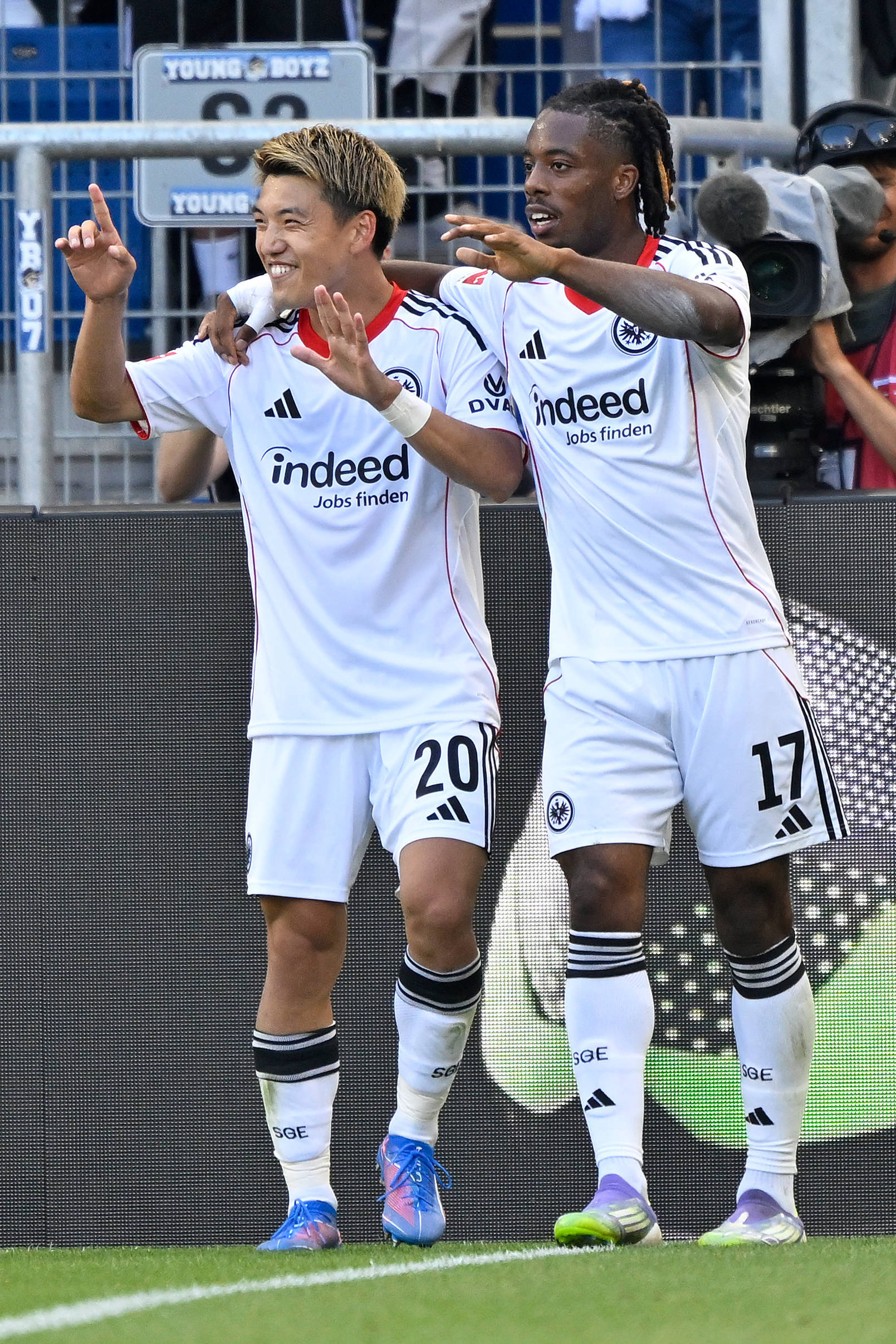 (体育)足球——德甲:法兰克福胜霍芬海姆